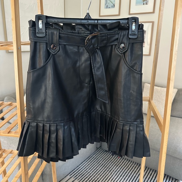 Zara black faux leather pleated/ruffle skirt - Picture 4 of 6